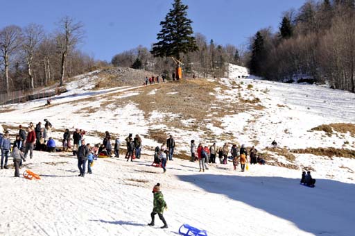 Kartepe'de yeterli kar olmayınca pistler kapatıldı
