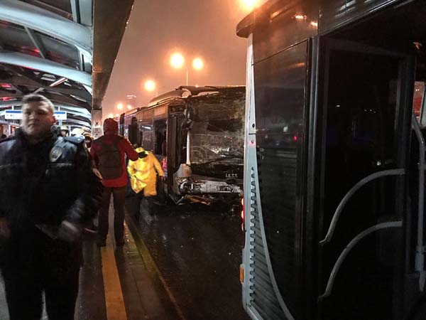 Haramidere metrobüs durağında kaza oldu