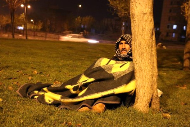 Kızı ile damadına yük olmamak için parkta yatan yaşlı adama polis sahip çıktı