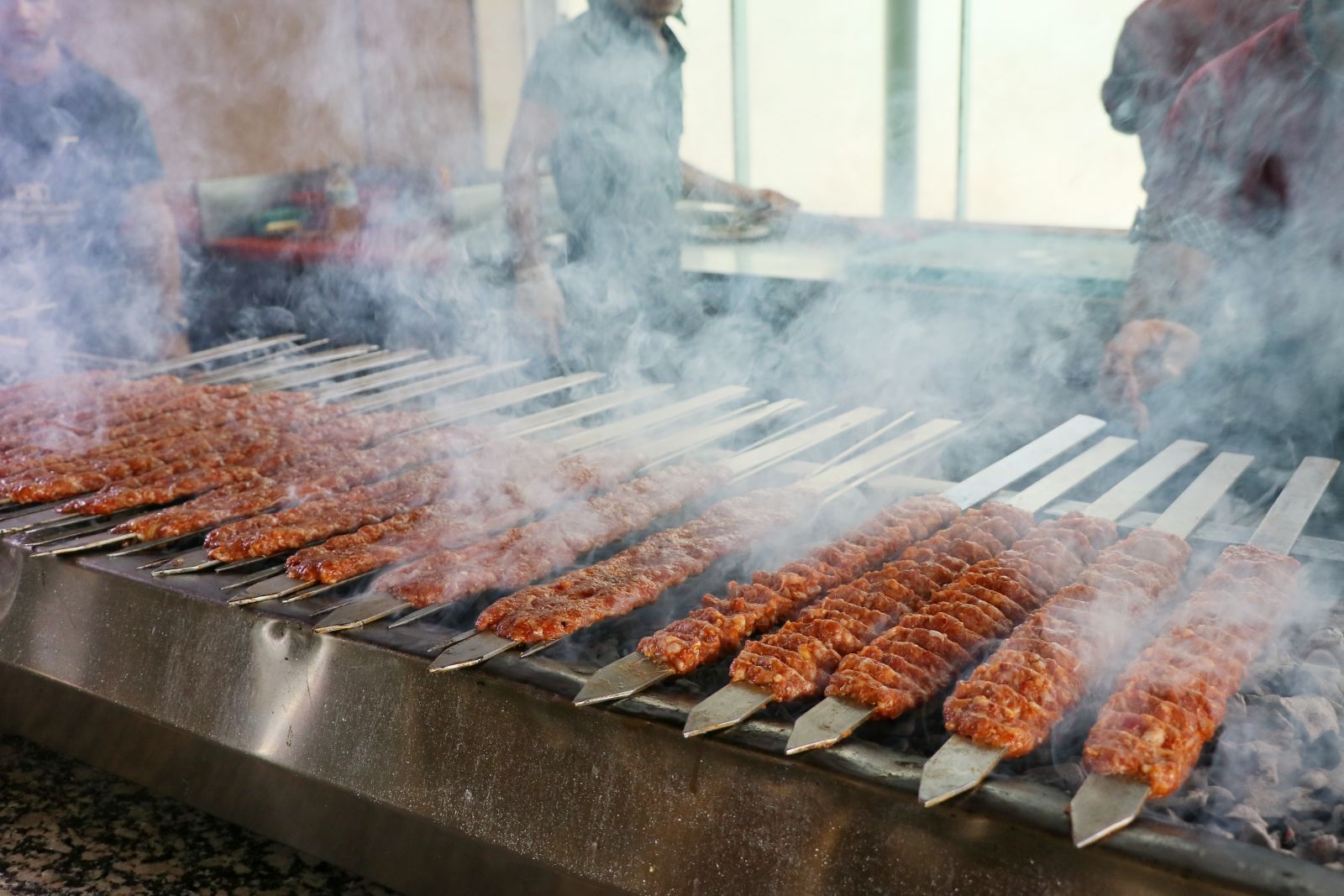 Kebap ustalarının 100 derece sıcaklıktaki zorlu mesaisi