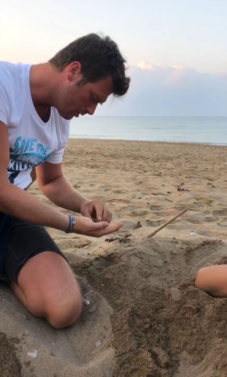 Kıvanç Tatlıtuğ, küçük Can ile caretta carettaları denize kavuşturdu