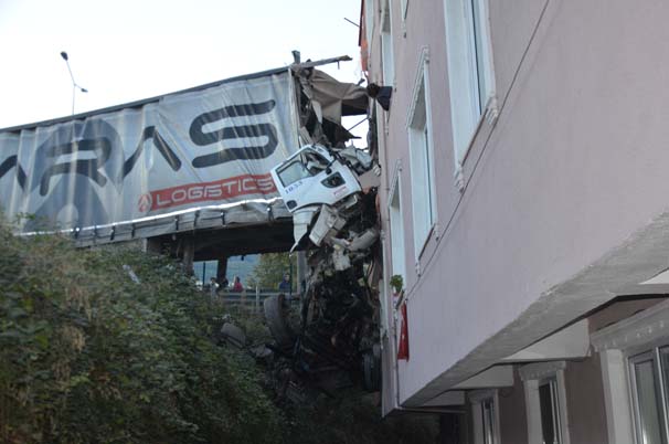 Kocaeli'de tır apartman dairesine girdi: 1 ölü