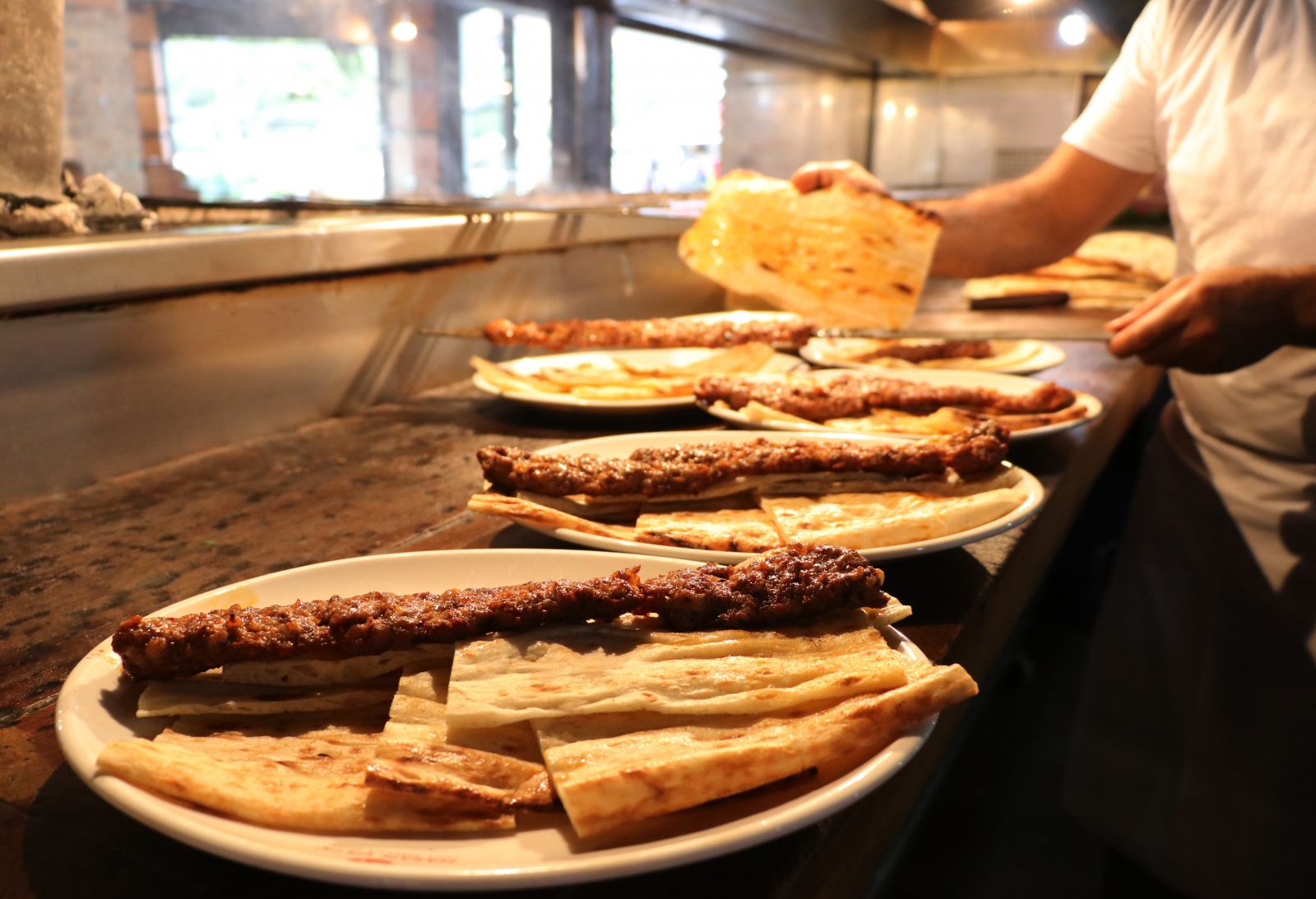 Kebap ustalarının 100 derece sıcaklıktaki zorlu mesaisi