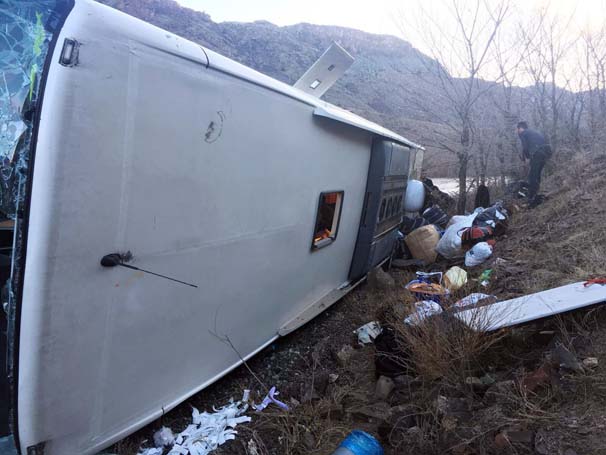 Kars'ta yolcu otobüsü devrildi: 30 yaralı