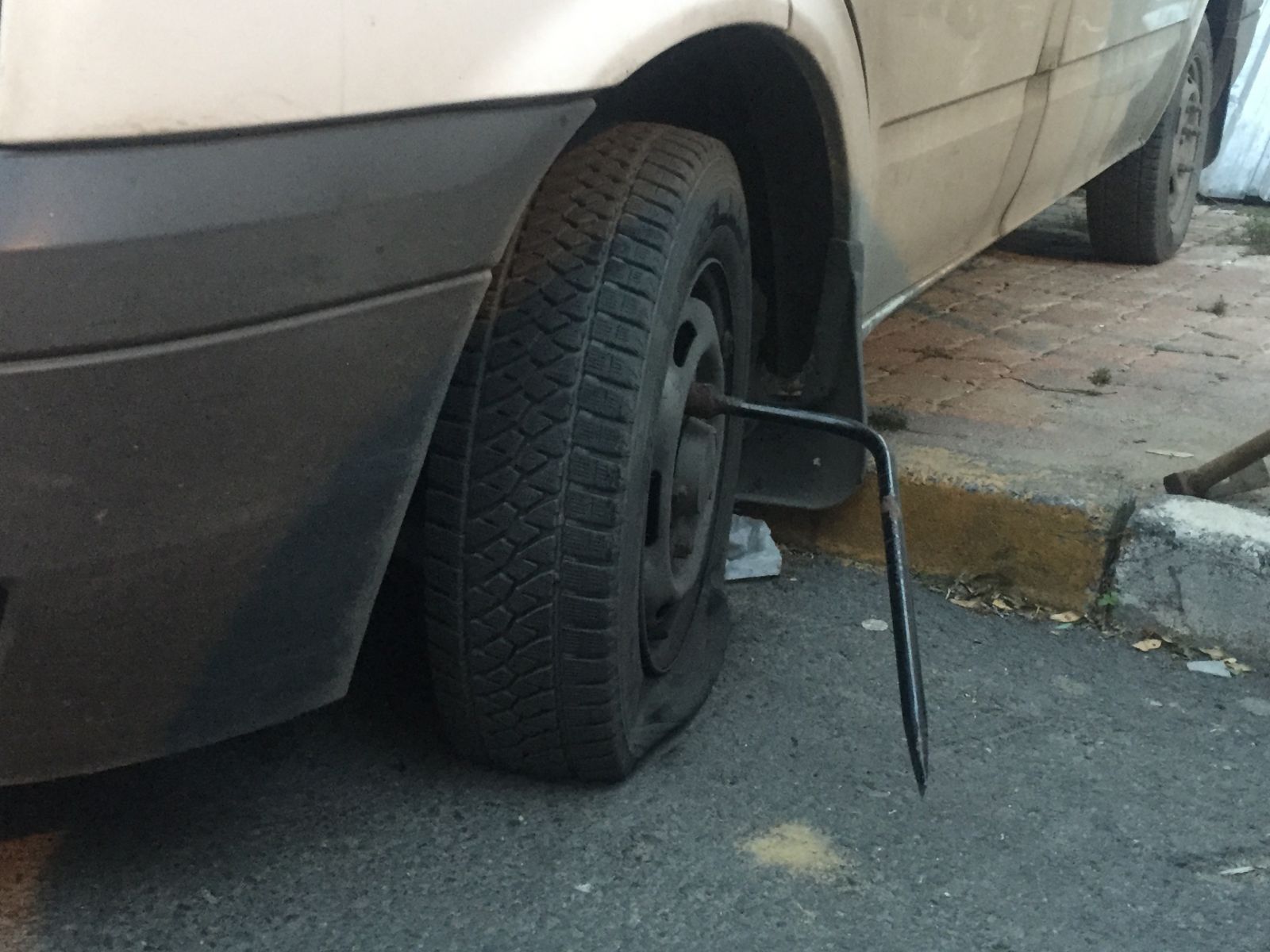 Beyoğlu’nda 20 aracın lastiğini patlattılar