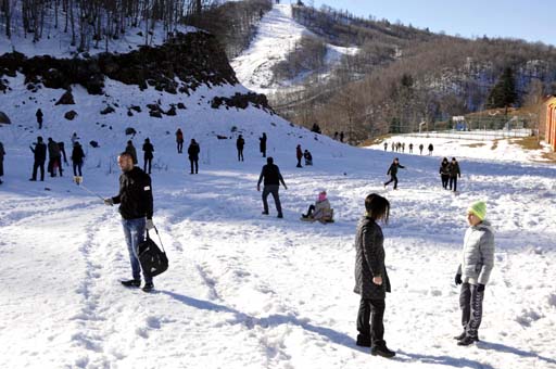 Kartepe'de yeterli kar olmayınca pistler kapatıldı