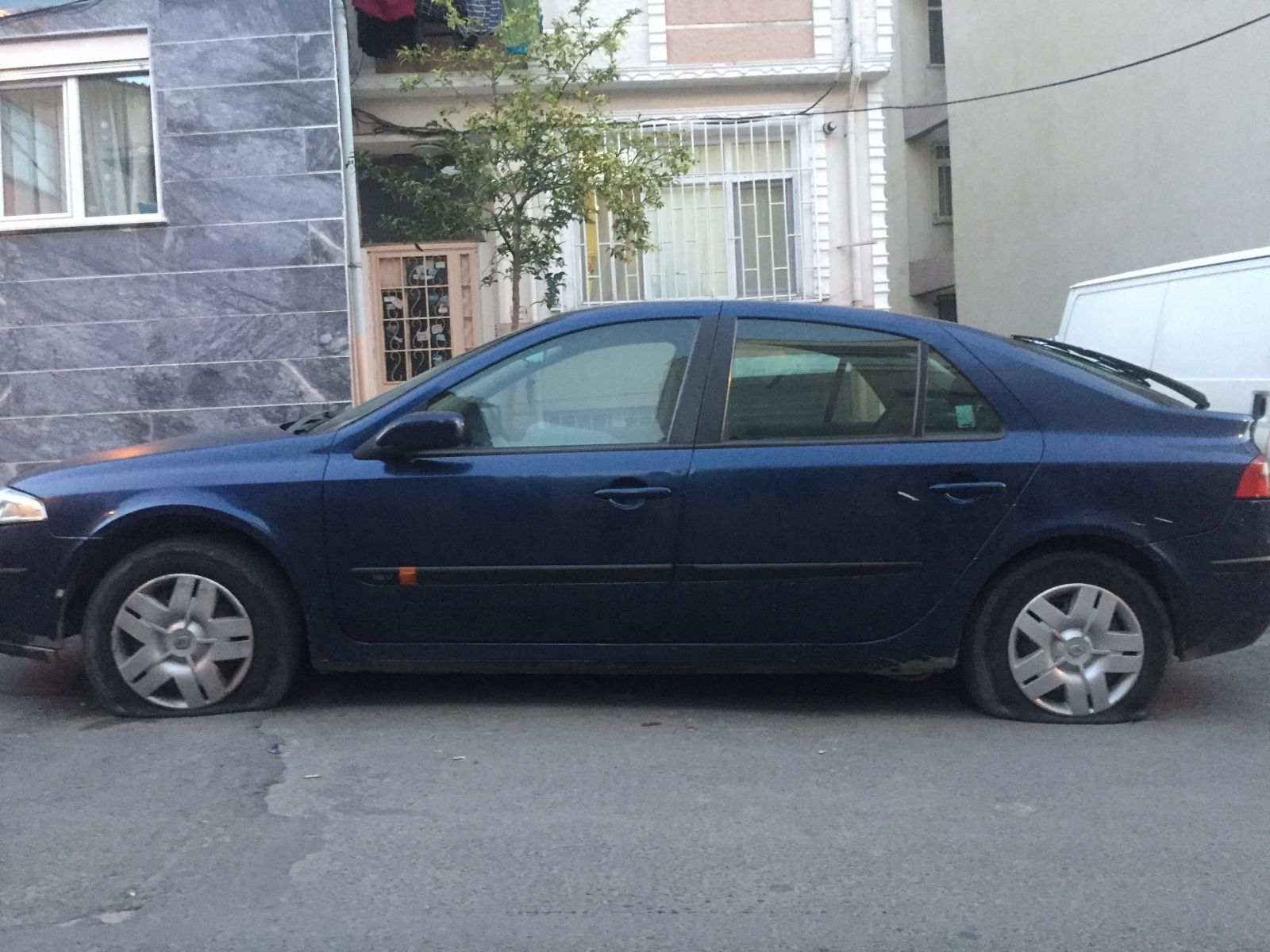 Beyoğlu’nda 20 aracın lastiğini patlattılar