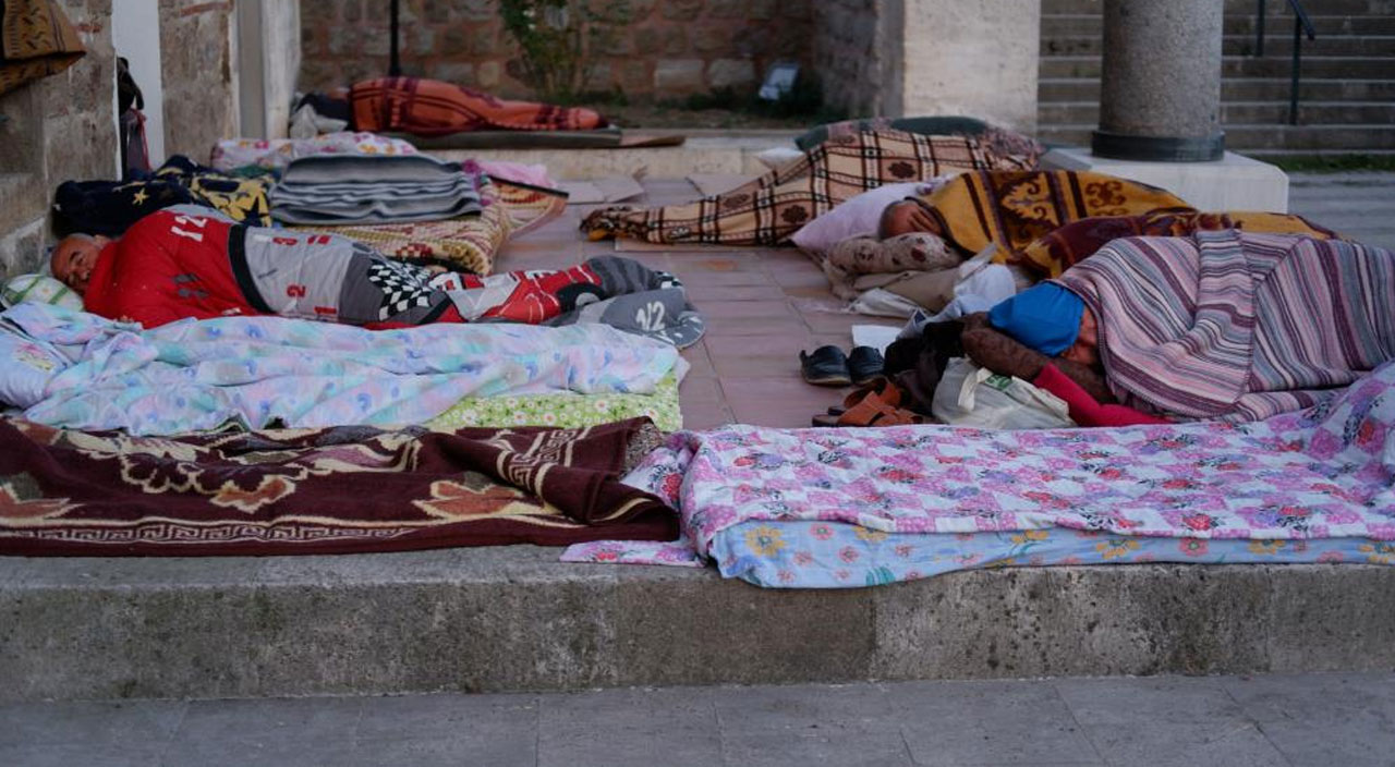 Bir Kırkpınar klasiği! Otellerde yer bulamayan güreş sevdalıları, meydanlarda çadırlarda uyudu