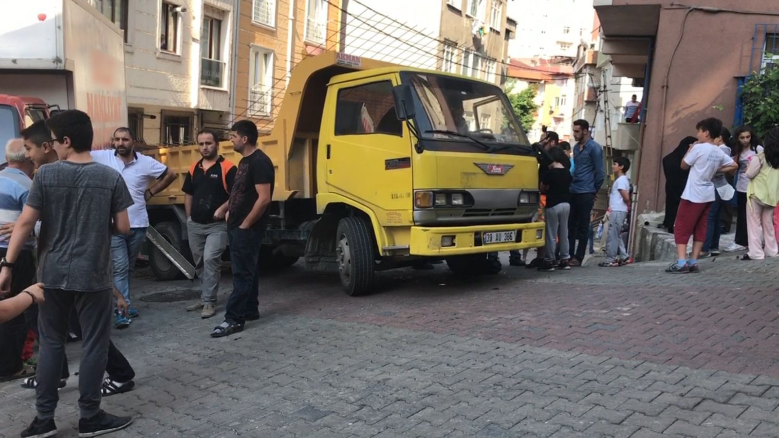 İstanbul'da kamyonet dehşeti: 1 ölü, 1 yaralı
