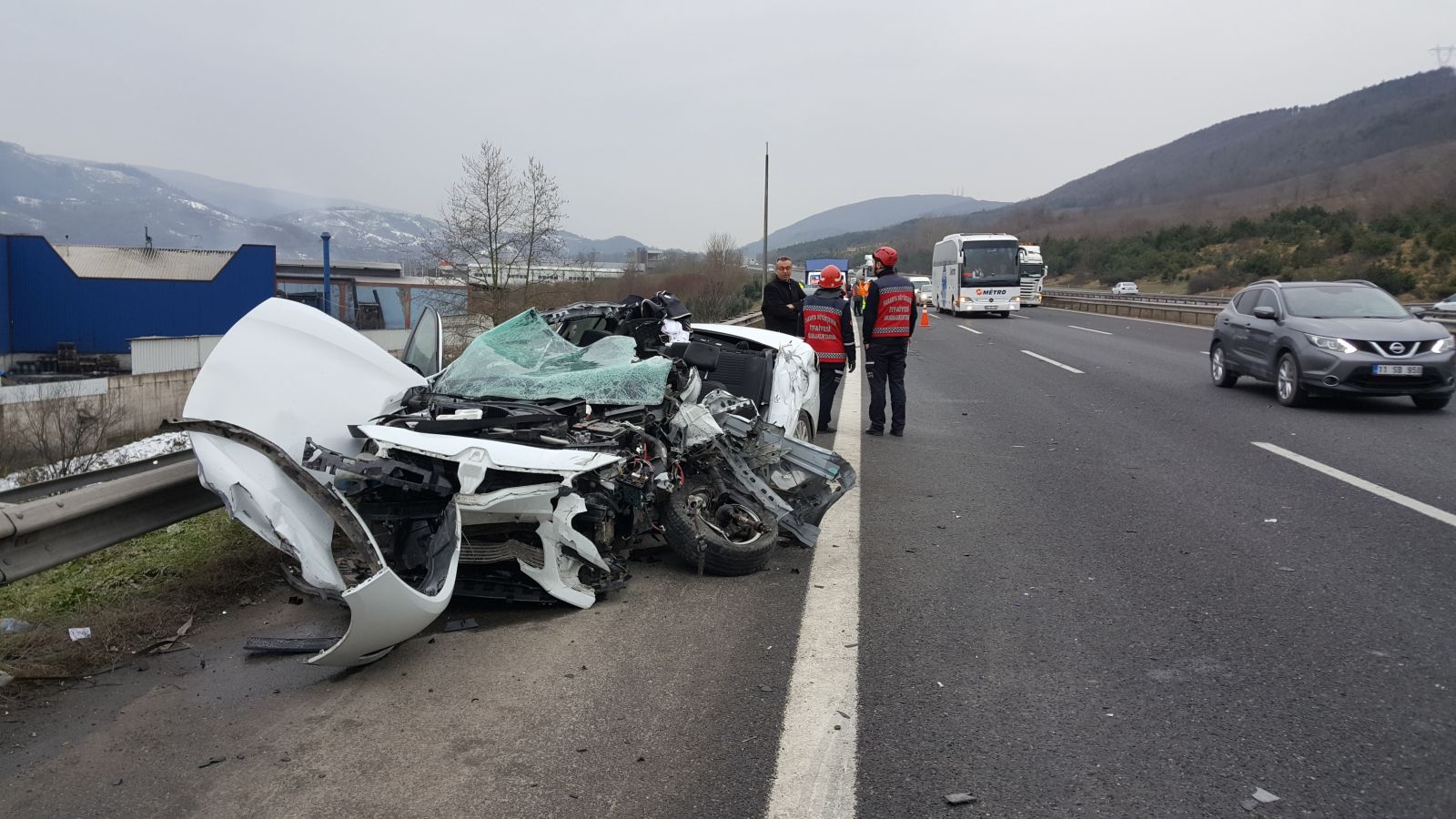 TEM otoyolunda 4 araç birbirine girdi: 1 ölü, 1 ağır yaralı