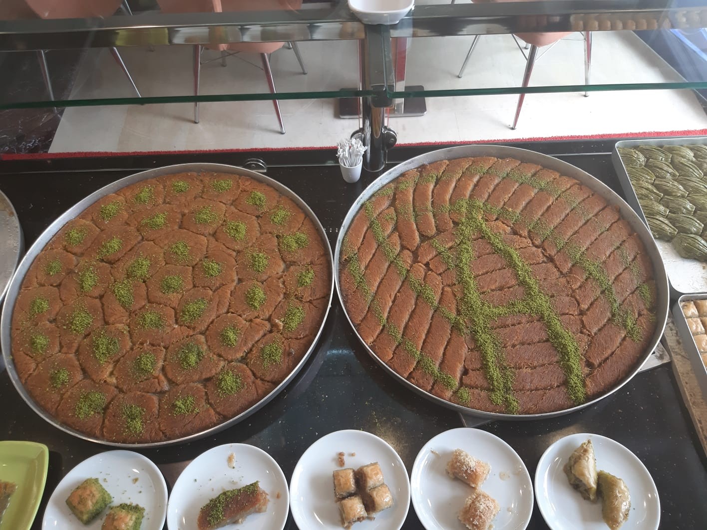 Evlenen çiftler en mutlu günlerinde artık pasta yerine kadayıf kesiyor