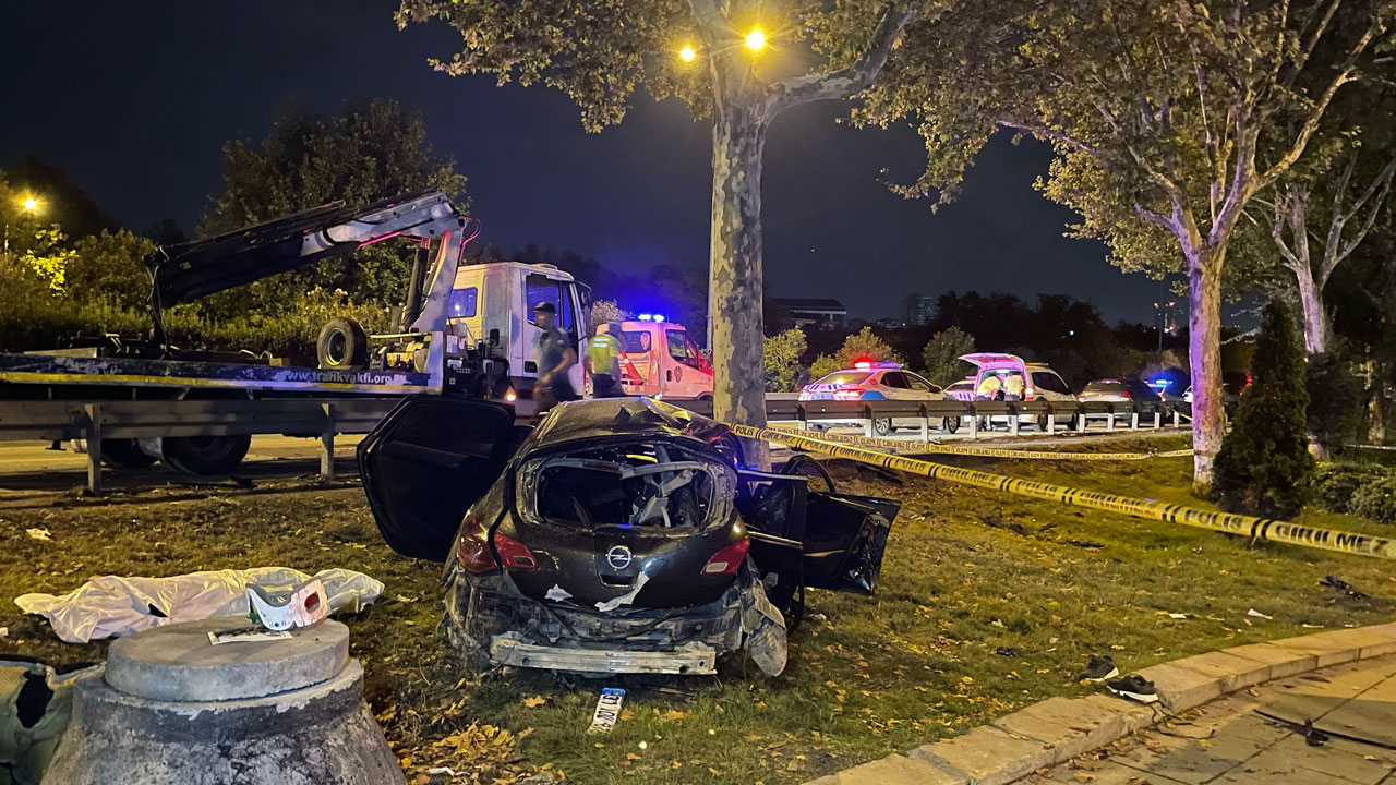 Otomobil bariyerleri aşıp ağaca çarptı: 5 ölü, 1 yaralı