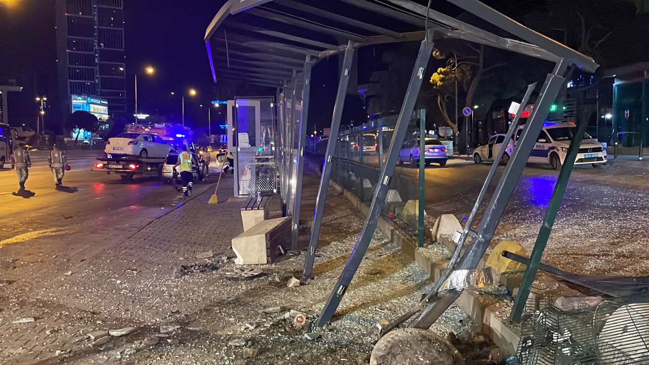Kozyatağı'nda otomobil otobüs durağına daldı
