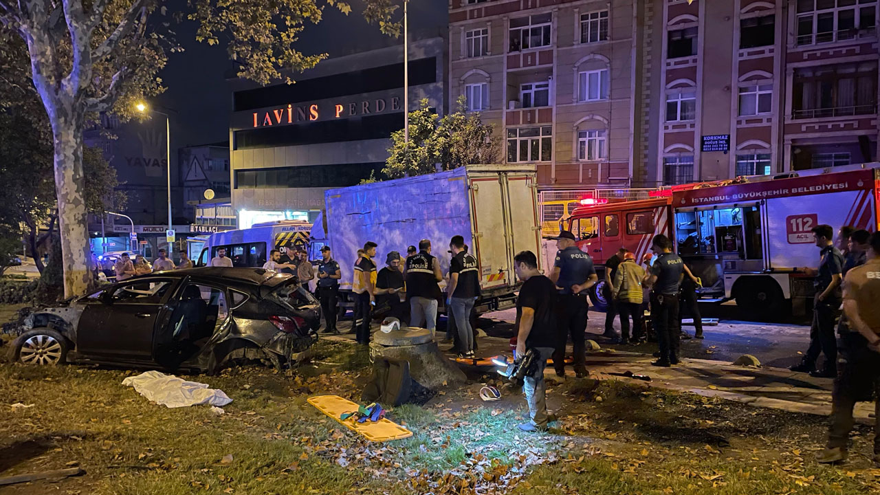 Otomobil bariyerleri aşıp ağaca çarptı: 5 ölü, 1 yaralı
