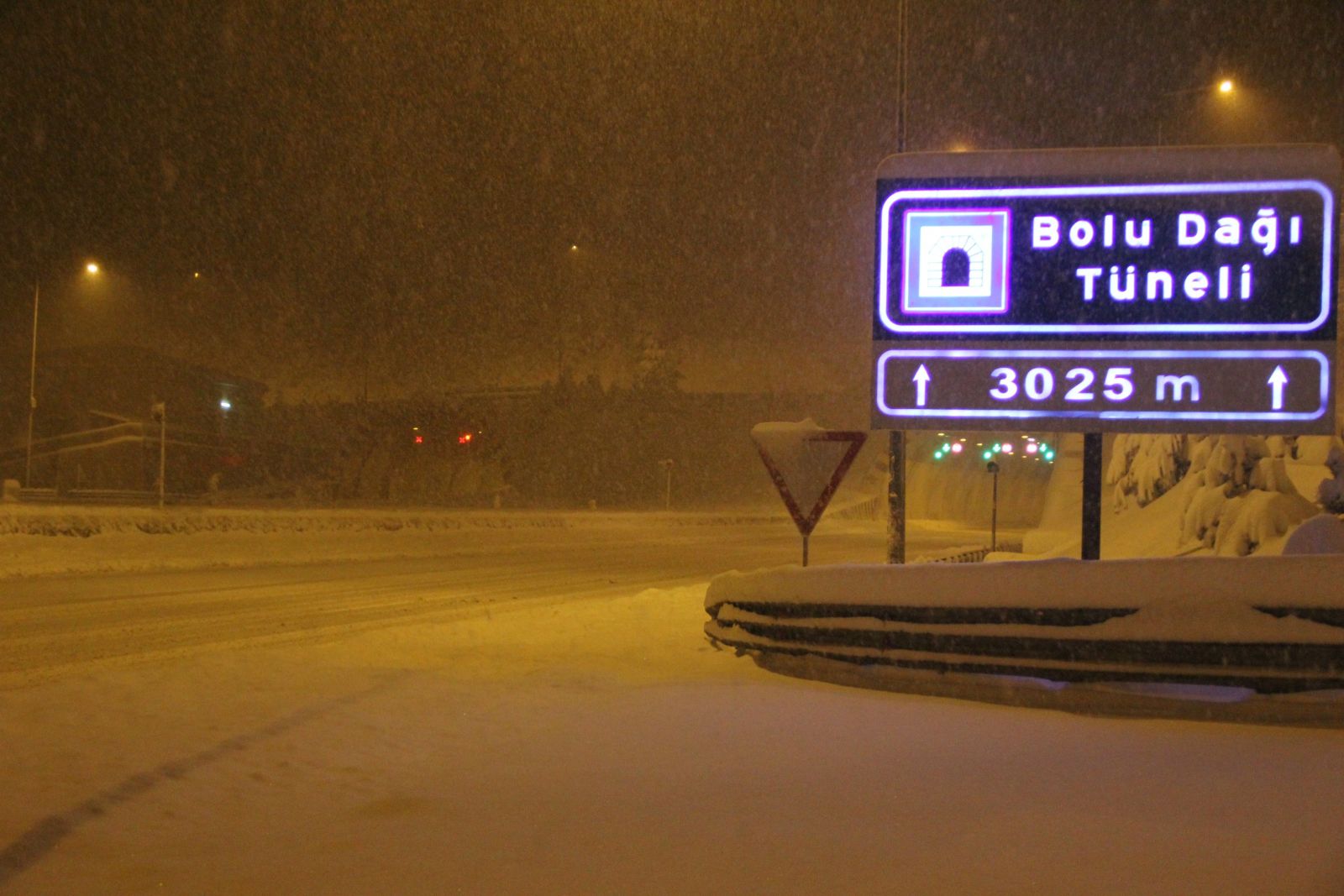 Bolu Dağı’nda kar yağışı şiddetini artırdı