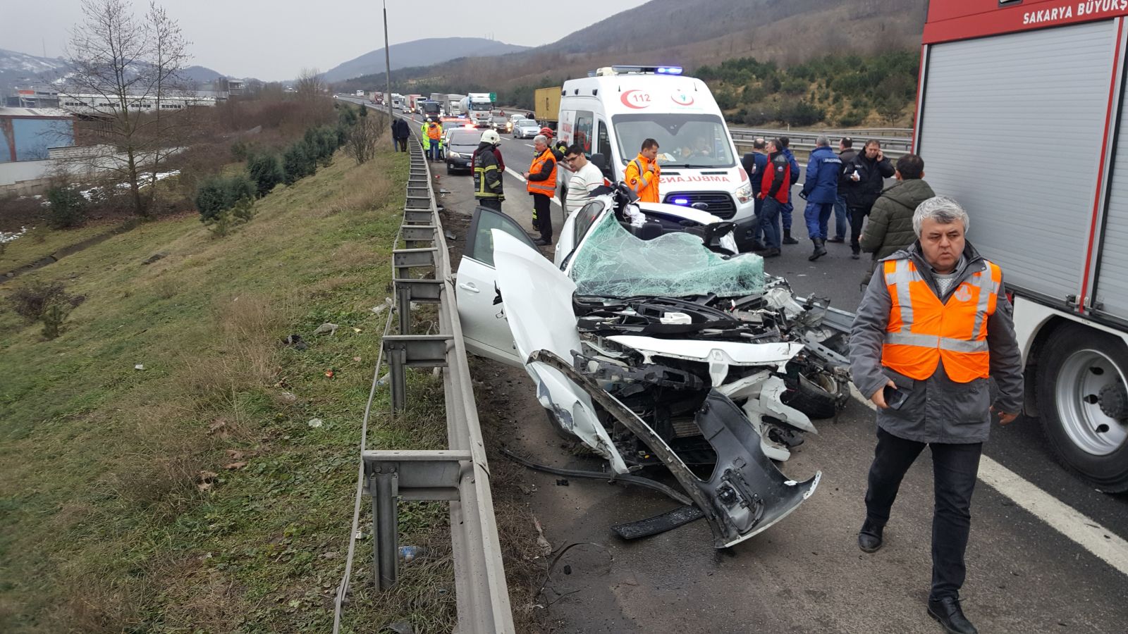 TEM otoyolunda 4 araç birbirine girdi: 1 ölü, 1 ağır yaralı