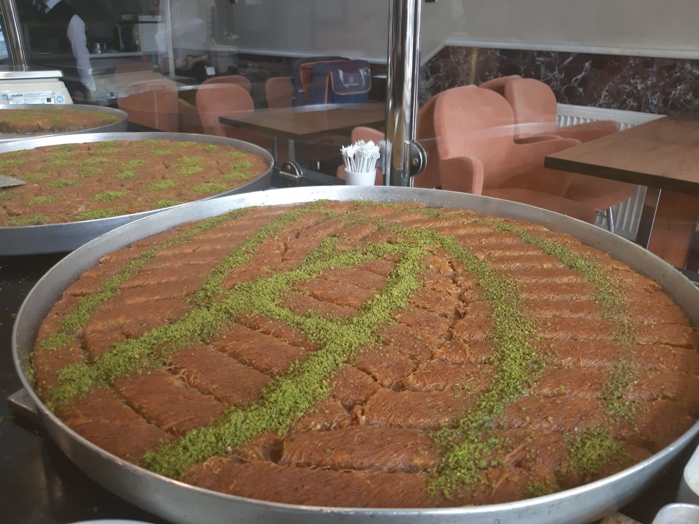 Evlenen çiftler en mutlu günlerinde artık pasta yerine kadayıf kesiyor