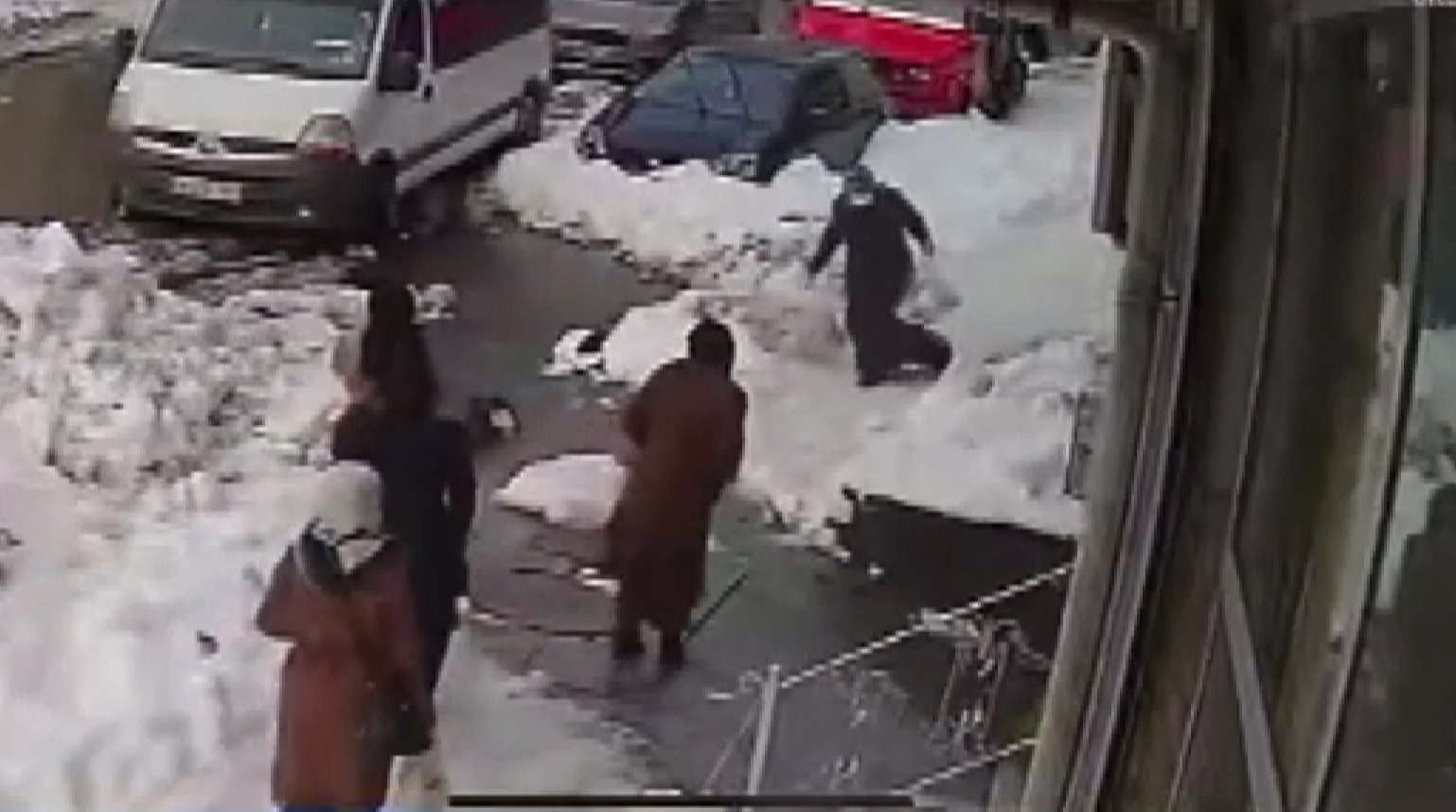 Yolda yürüyen kadının üzerine kar kütlesi düştü