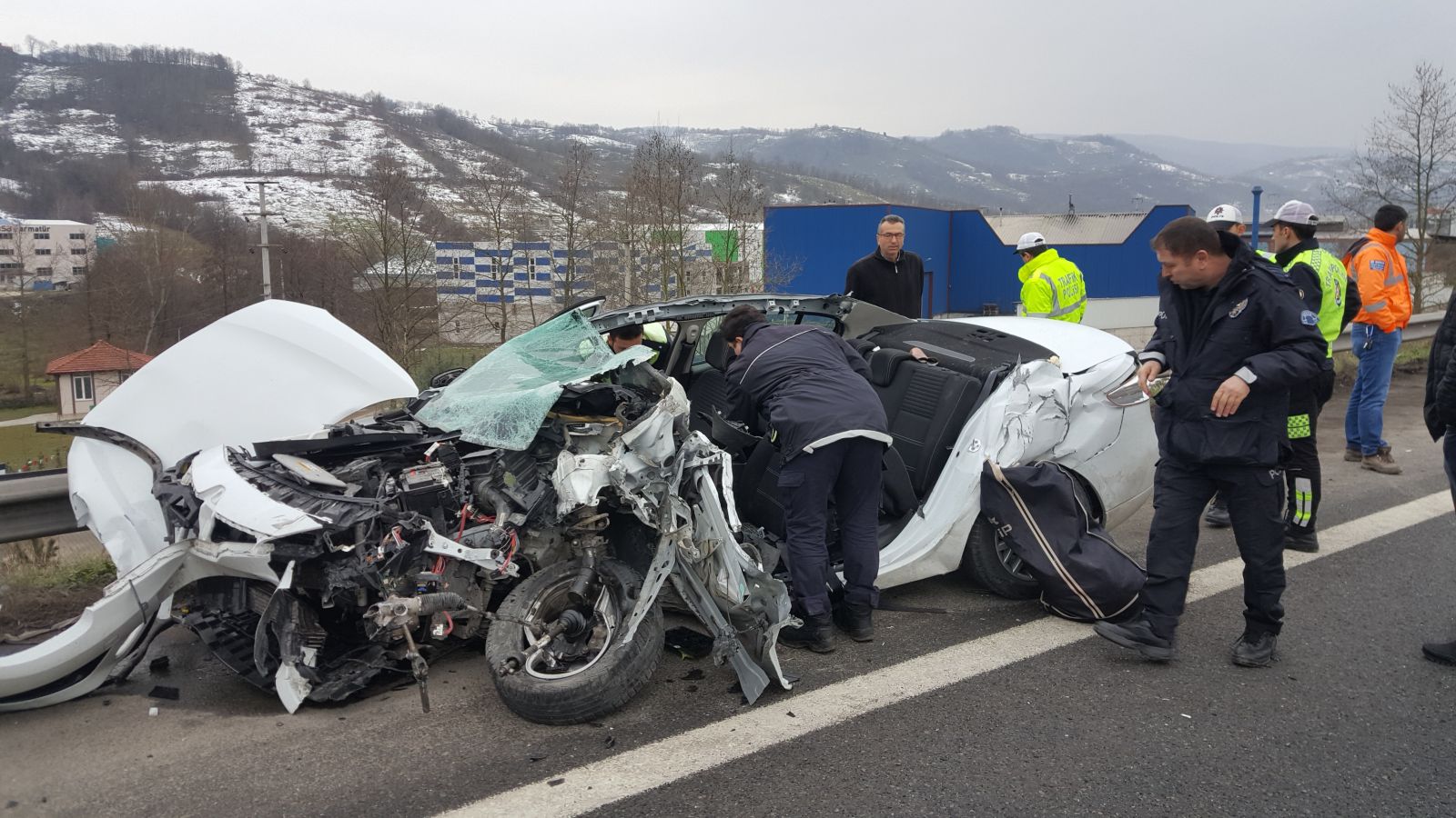 TEM otoyolunda 4 araç birbirine girdi: 1 ölü, 1 ağır yaralı