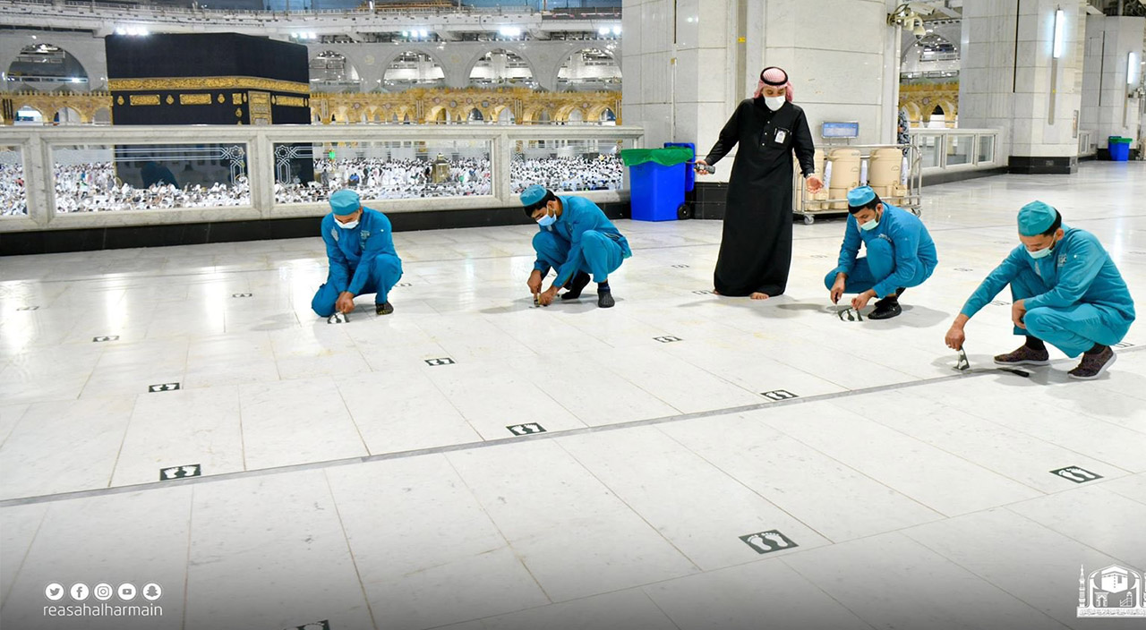 Kabe’de sosyal mesafe etiketleri çıkartıldı