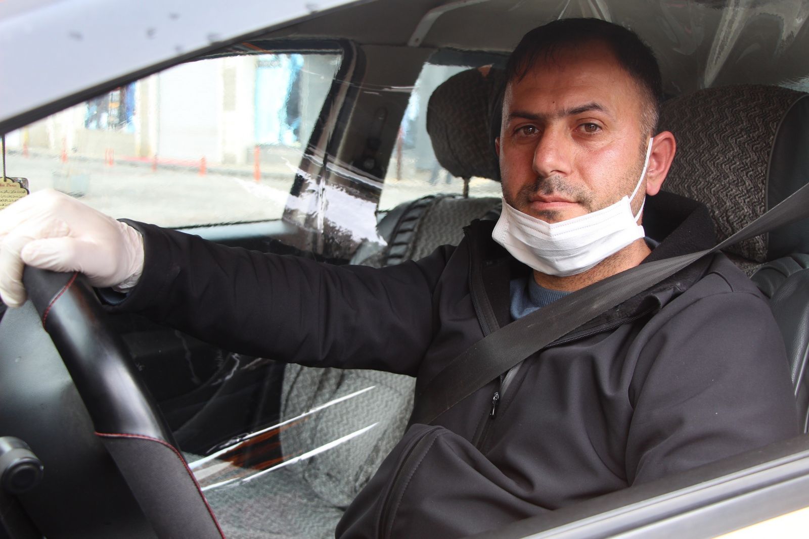 Taksiciden koronavirüsüne karşı şeffaf kabin