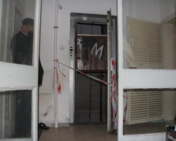 Asansörün telefonunu tamir ederken arkadaşını öldürdü