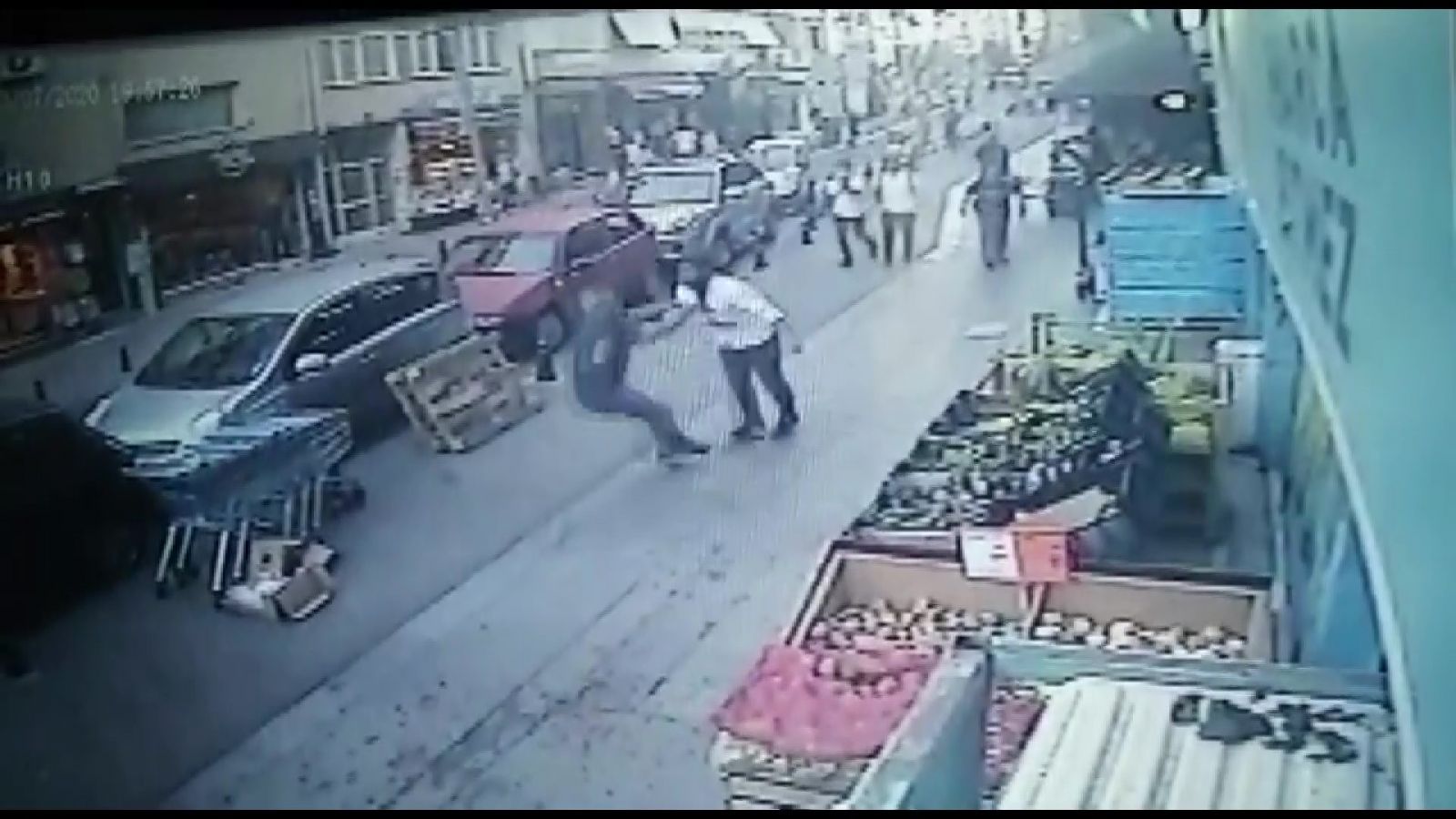 Kadıköy'de bıçaklı dehşet! Arkadaşını önce göğsünden bıçakladı sonra tekmeledi...