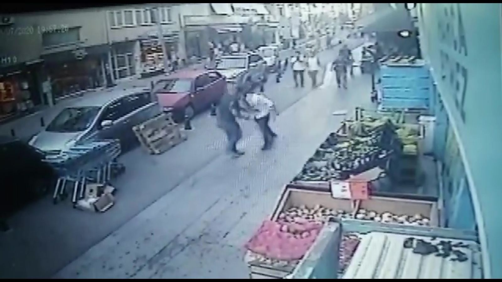 Kadıköy'de bıçaklı dehşet! Arkadaşını önce göğsünden bıçakladı sonra tekmeledi...