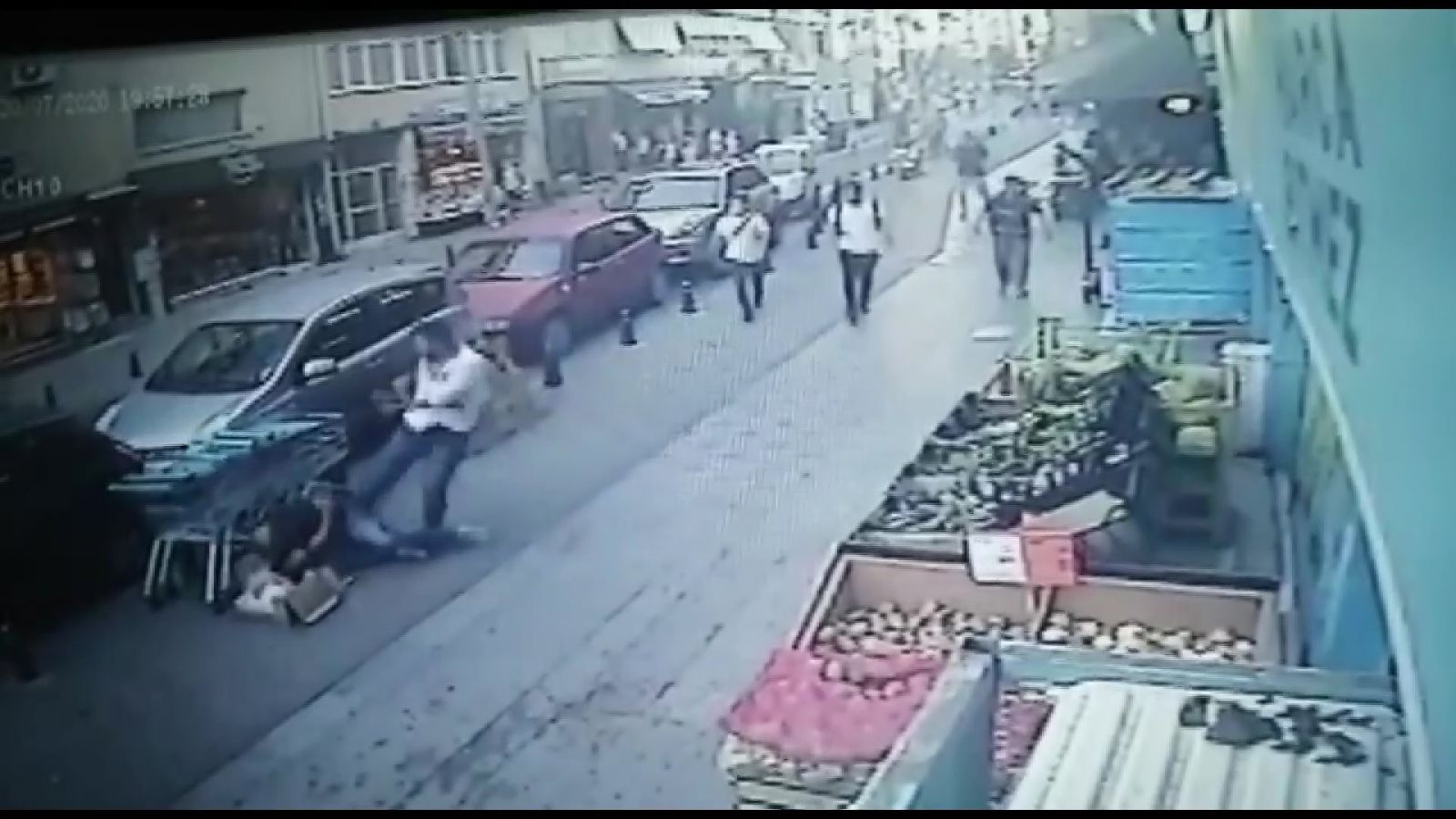 Kadıköy'de bıçaklı dehşet! Arkadaşını önce göğsünden bıçakladı sonra tekmeledi...