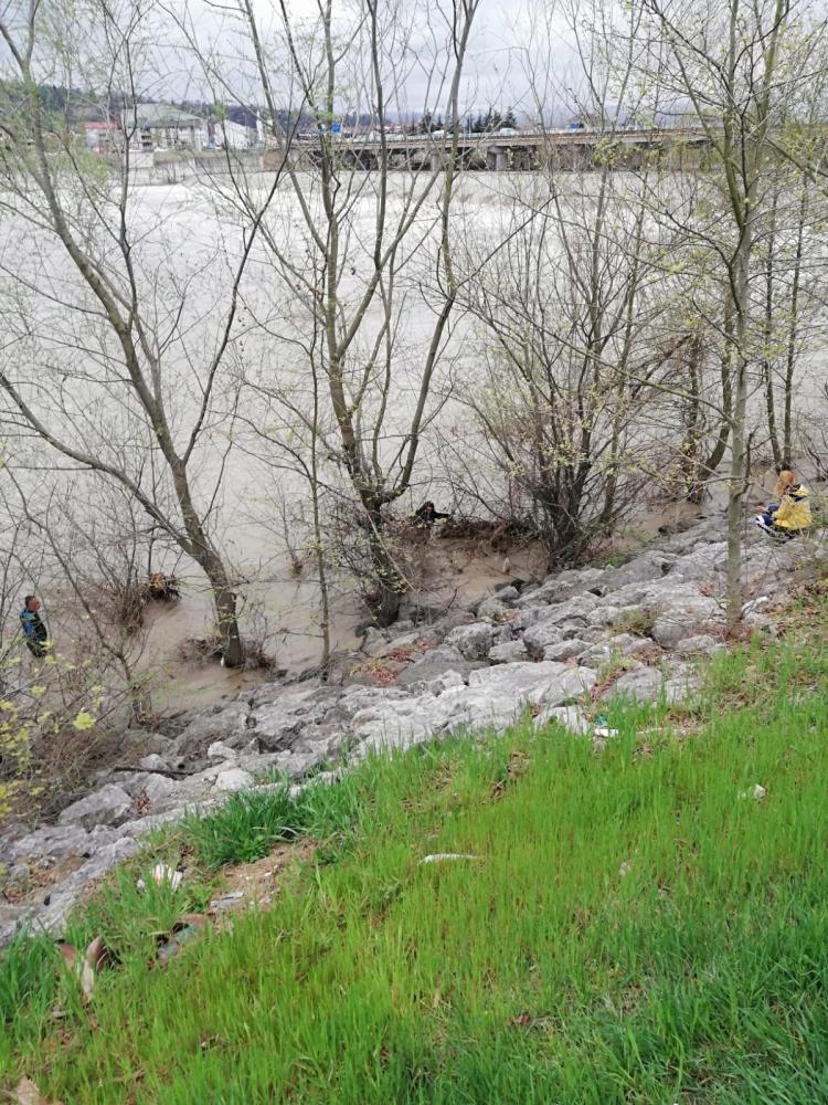 Kendini nehre atan genç kadını itfaiye kurtardı