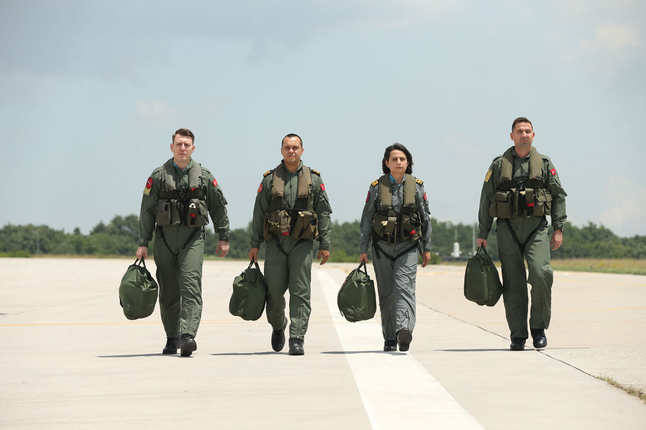 Deniz Hava Komutanlığının tek kadın pilotu Hatice Yeşiltaş