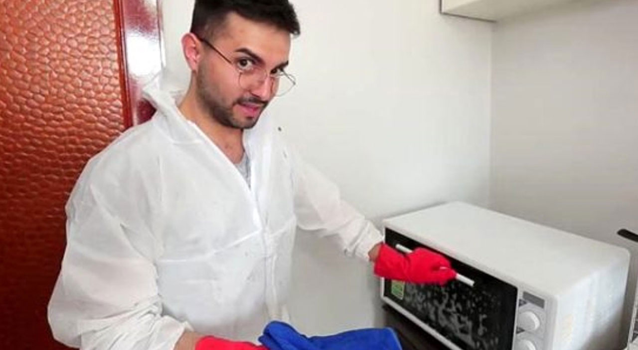 Kadir Ezildi gözyaşlarını tutamadı: İki dünya bir araya gelse babamı affetmeyeceğim