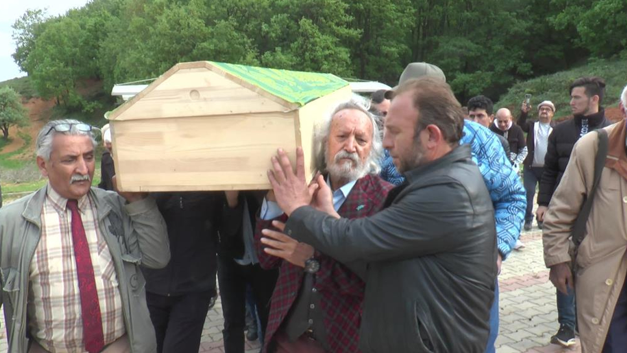 Daha önce de öldü sanılarak morga kaldırılmıştı: Yeşilçam’ın emektar oyuncusu son yolculuğuna uğurlandı Daha önce de öldü sanılarak morga kaldırılmıştı: Yeşilçam’ın emektar oyuncusu son yolculuğuna uğurlandı