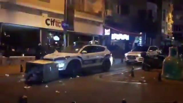 Kadıköy'de polis araçlarına böyle saldırıp yoldan geçen iki kişiyi darp ettiler