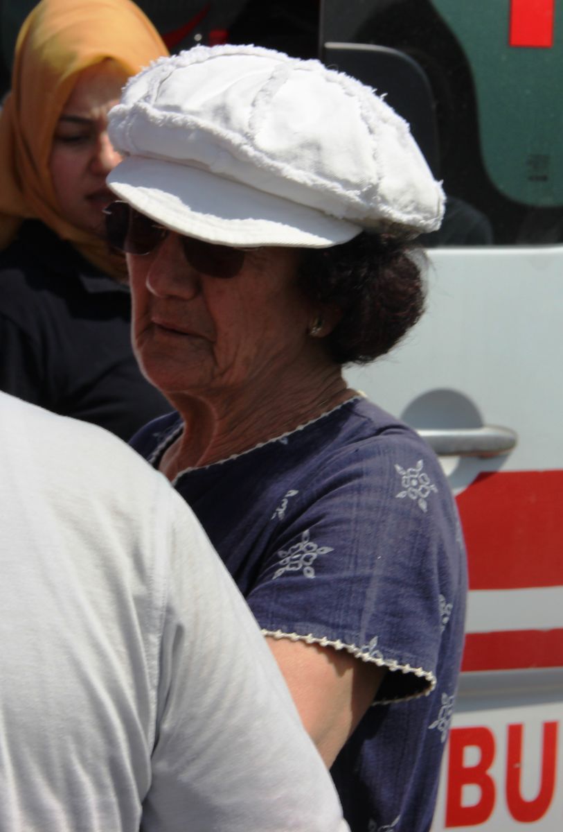 Arabası ile TIR'ın altına girdi, burnu bile kanamadı