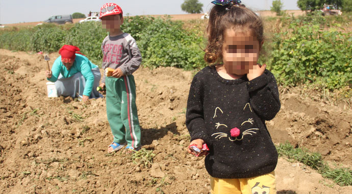Kocasının 3 çocukla ortada bıraktığı kadının yaşam mücadelesi yürek burktu