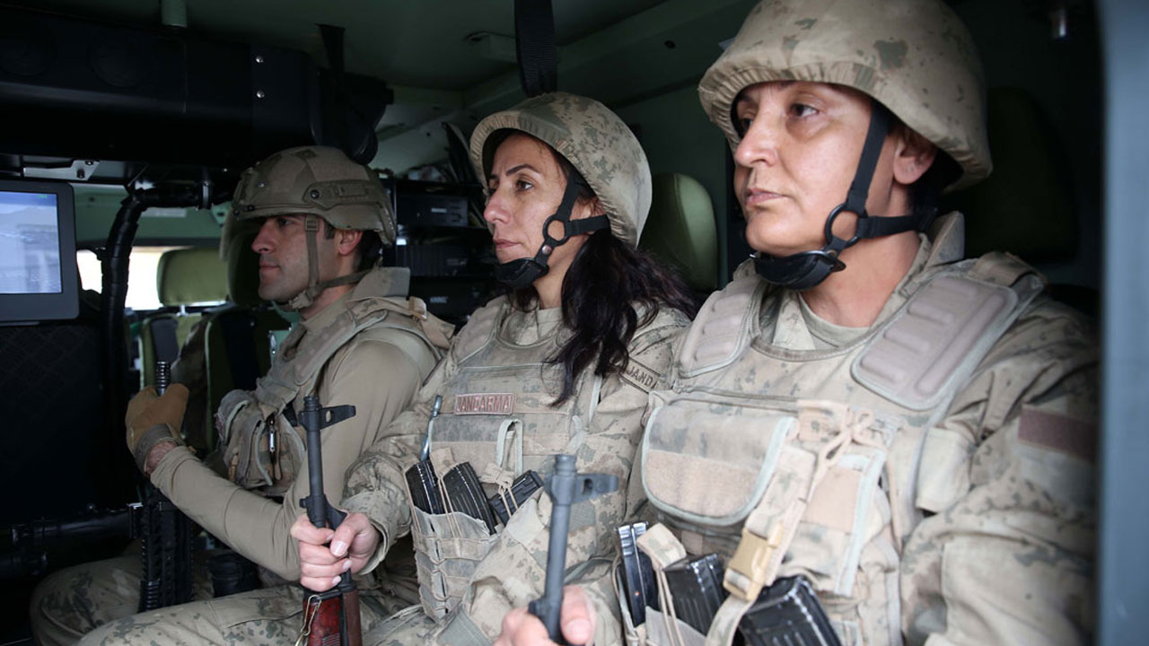 Kadın güvenlik korucuları ve jandarma timleri teröre geçit vermiyor