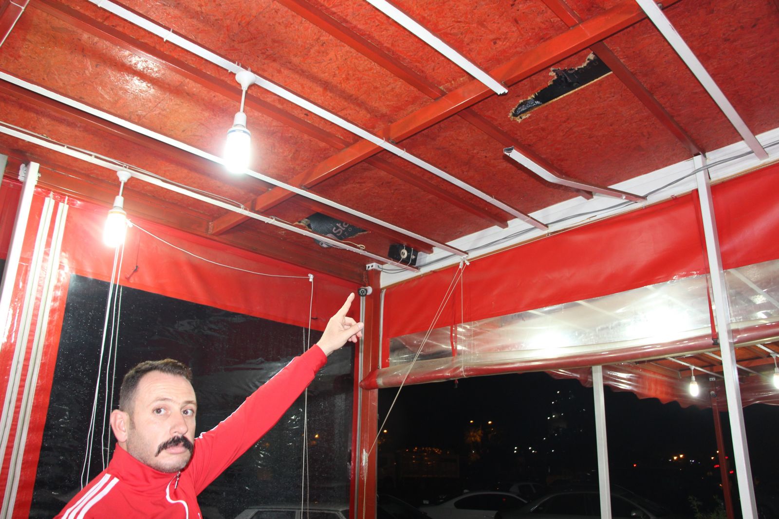 Kafeye düşen yıldırım, masayı parçaladı