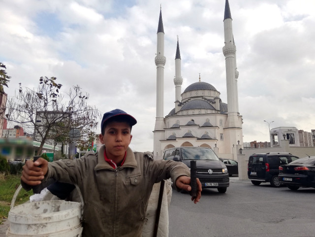 Kağıt toplayan çocuğun namaz kıldığı görüntüler duygulandırdı