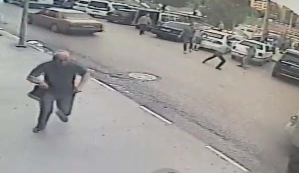 Kavgayı ayırmaya çalışan baba, cadde ortasında silahla vuruldu