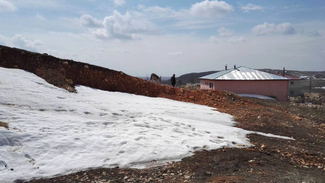 Kahramanmaraşlı vatandaşlar, yazın yemek için saman altında kar saklıyor