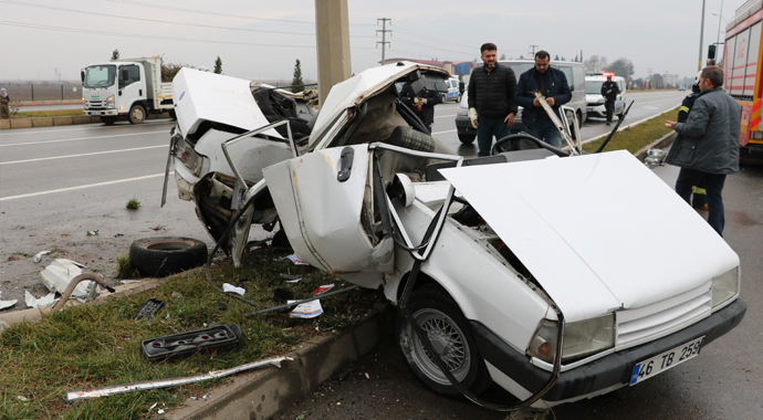 Aydınlatma direğine çarpan otomobil paramparça oldu: 1 ölü, 1 yaralı