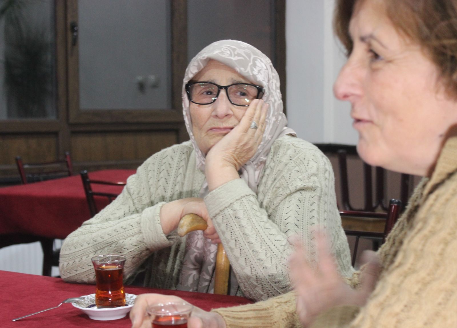 Bu mahallede kadınlar çocuklarını kocalarına emanet edip kahveye gidiyor