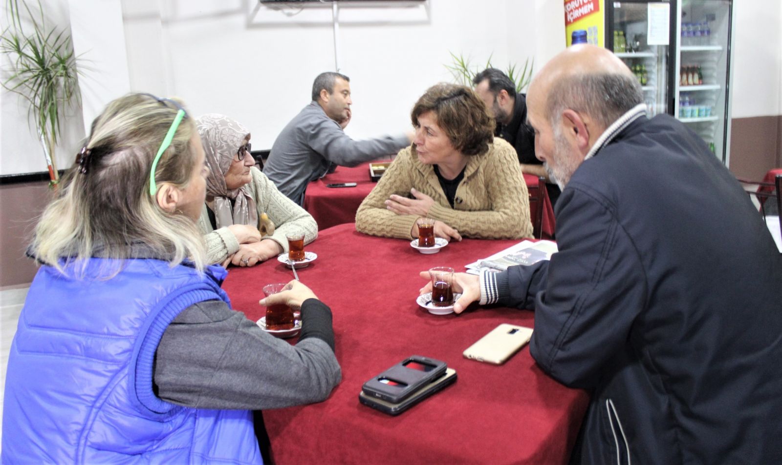 Bu mahallede kadınlar çocuklarını kocalarına emanet edip kahveye gidiyor