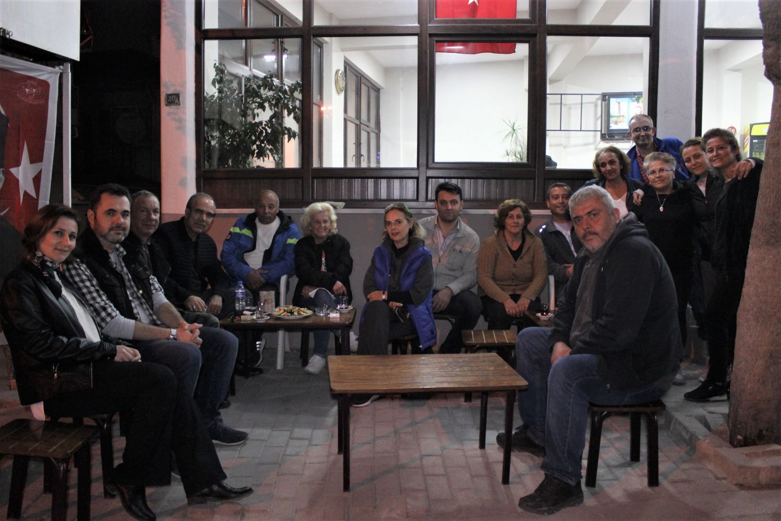 Bu mahallede kadınlar çocuklarını kocalarına emanet edip kahveye gidiyor