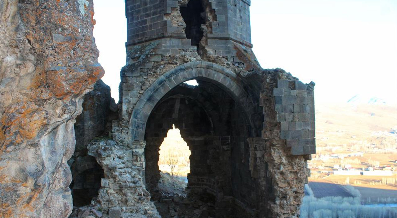 50 yıldır define avcıları tarafından tahrip ediliyor: Tarihi kilise çökmek üzere 50 yıldır define avcıları tarafından tahrip ediliyor: Tarihi kilise çökmek üzere