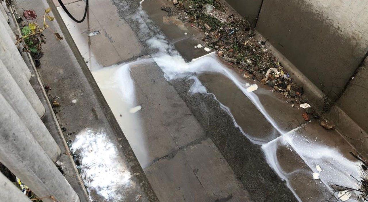 Sancaktepe’de korkutan görüntü: Dere beyaza döndü