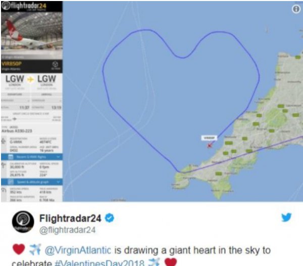 Gökyüzünde kalp rotası çizen pilot