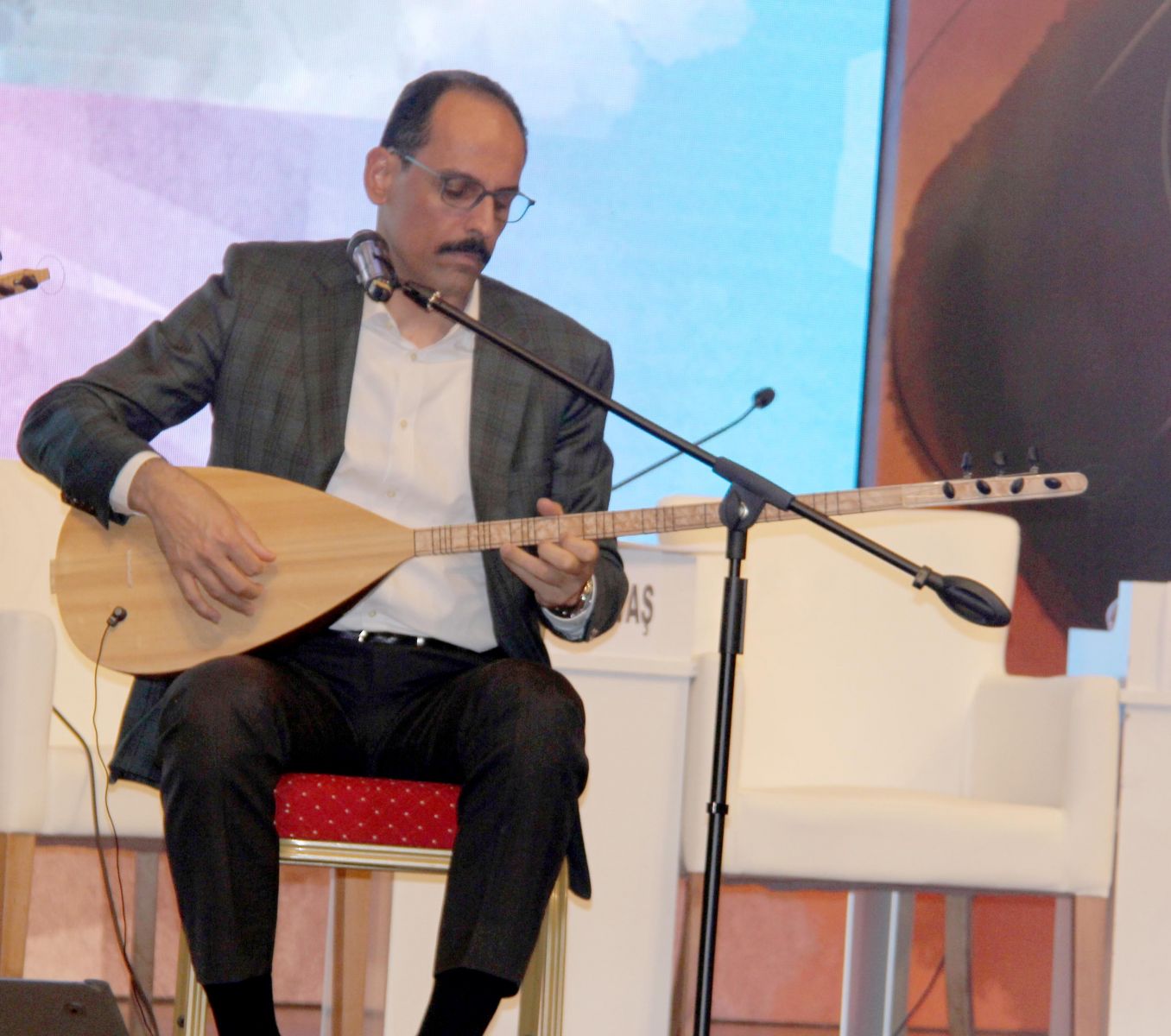 İbrahim Kalın Nevşehir'de saz çalıp türkü söyledi