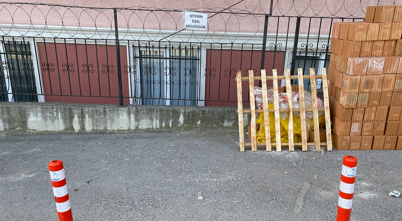 Bu yoldan geçenler şaşkına dönüyor! Kaldırımı tel örgüyle kapattılar